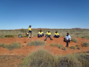 Coral haciendo registro con grupo Aborigen en la región de Pilbara, Western Australia.